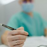 Care este diferența dintre tratamentele proctologice clasice și cele non-invazive